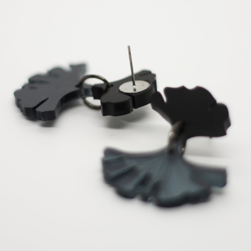 Ginkgo Biloba - Gris Humo con argolla de acero negro