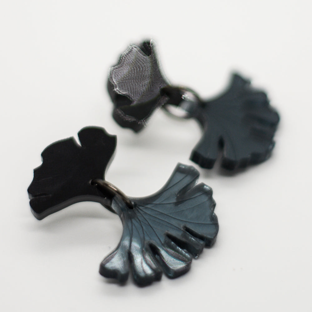 Ginkgo Biloba - Gris Humo con argolla de acero negro