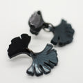Ginkgo Biloba - Gris Humo con argolla de acero negro