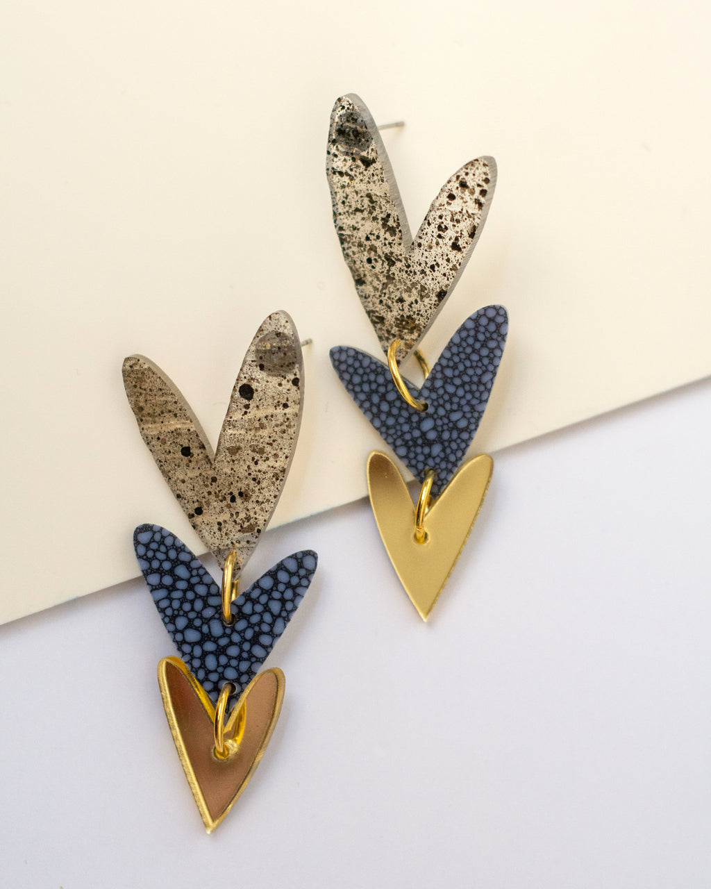 Corazones Triples - Beige marmoleado, Azul gris texturizado, Dorado Espejo