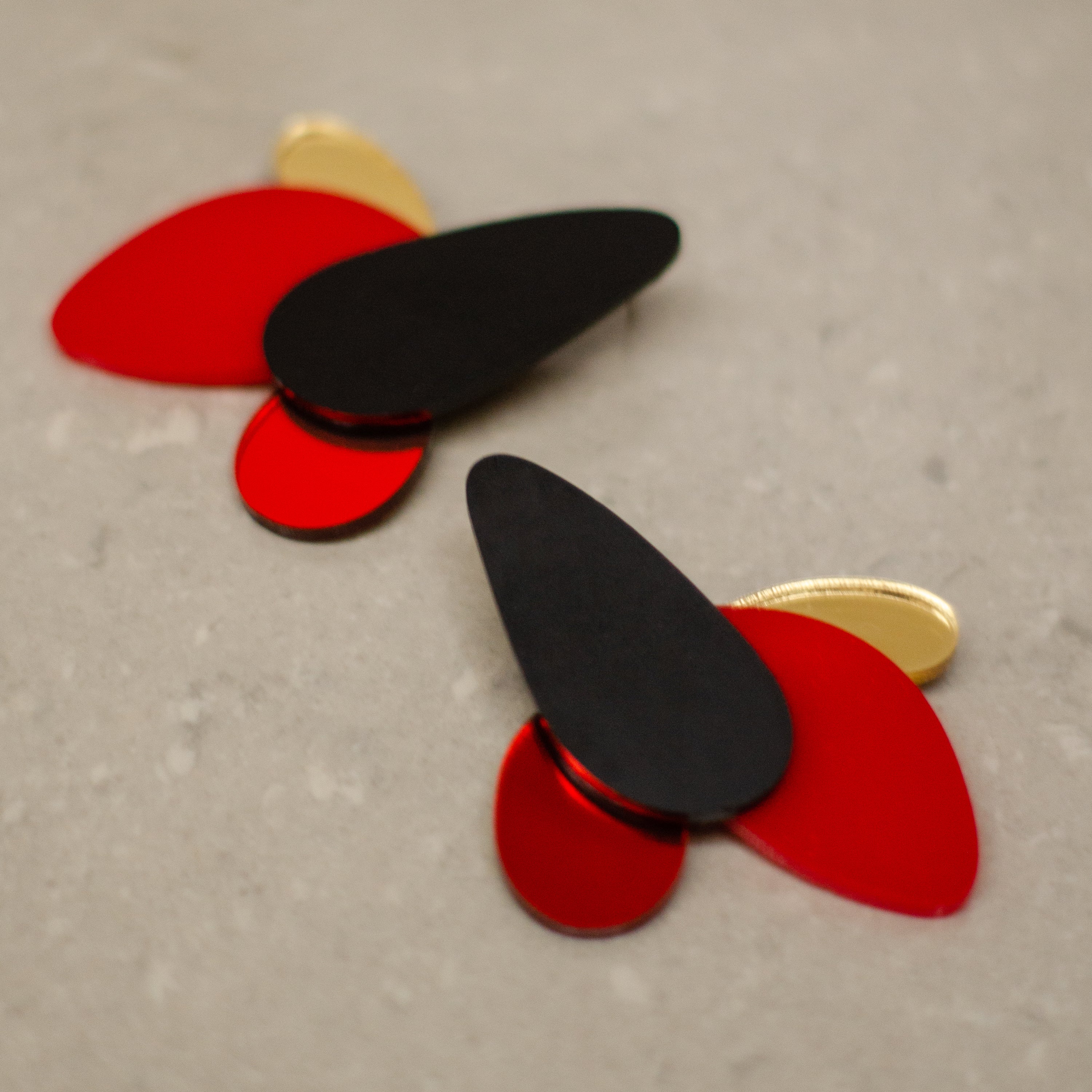 Células color Negro mate, Rojo sólido, Rojo espejo y Dorado espejo